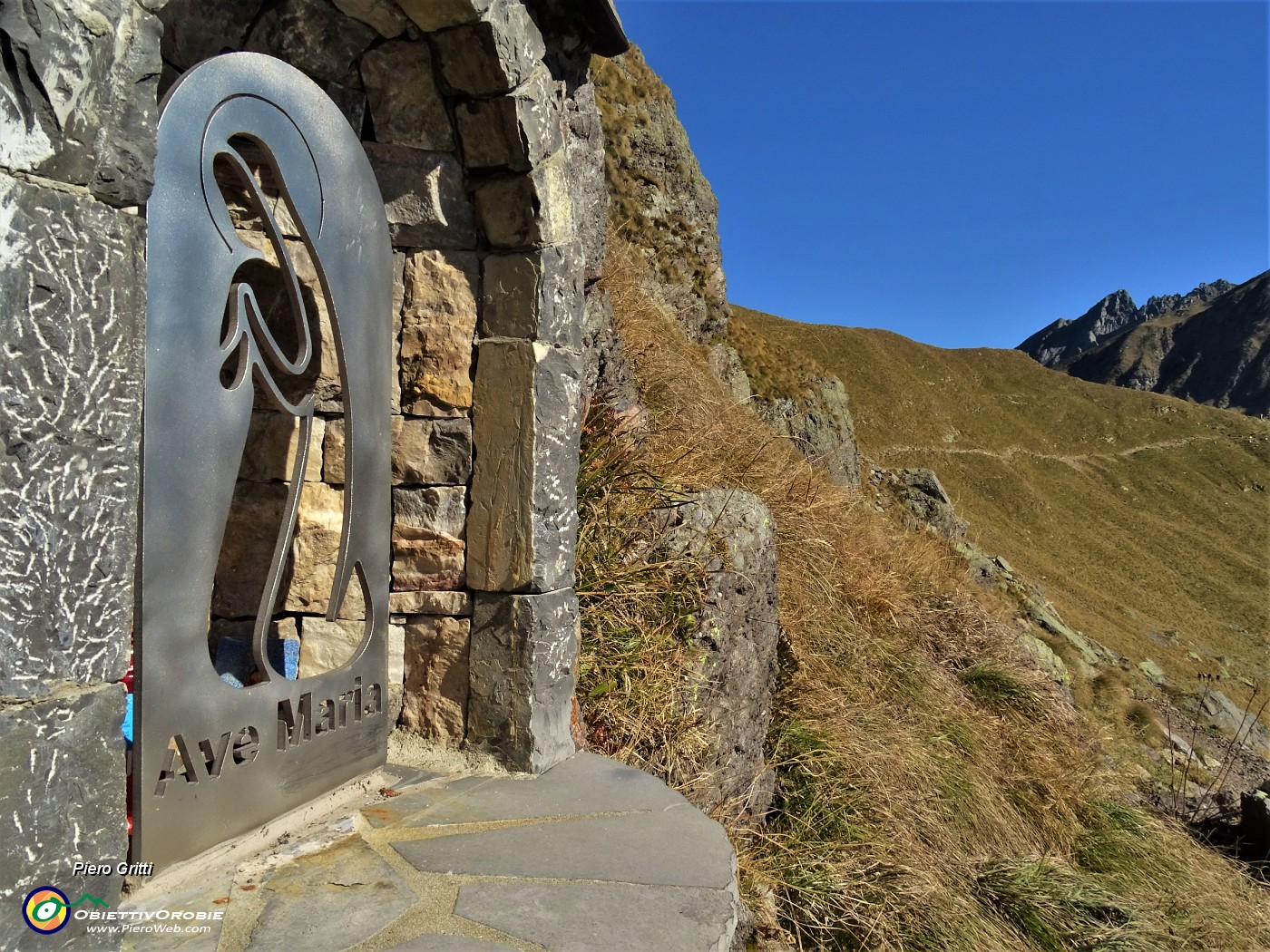 30 Madonnina con vista verso il Passo di Salmurano.JPG